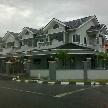 Makmur Homestay Тайпинг Экстерьер фото